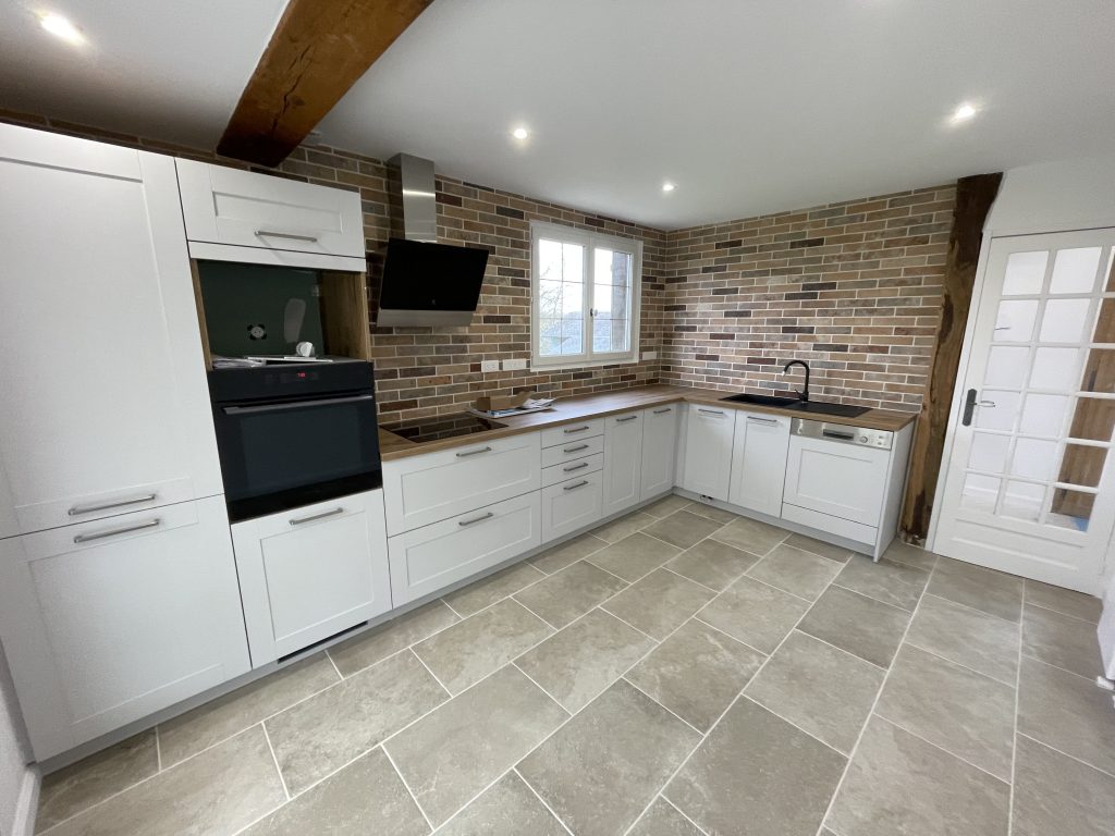 Renovation MP, votre entreprise de rénovation intérieure et pose de cuisine à La Haye Malherbe, transforme vos cuisines en espaces modernes et fonctionnels. Interventions à Louviers, Pont de l’Arche, Rouen, Gaillon, Évreux et partout en Normandie et dans l’Eure. Faites confiance à notre expertise pour un résultat impeccable. Contactez-nous pour un devis gratuit.
