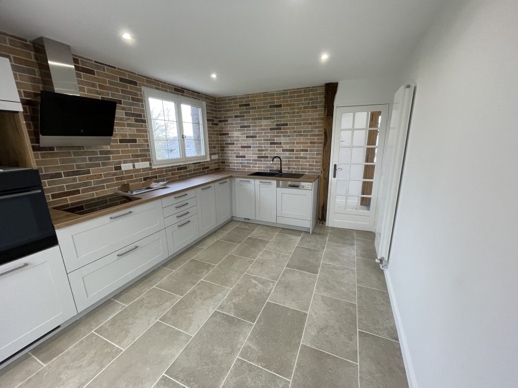 Renovation MP, votre entreprise de rénovation intérieure et pose de cuisine à La Haye Malherbe, transforme vos cuisines en espaces modernes et fonctionnels. Interventions à Louviers, Pont de l’Arche, Rouen, Gaillon, Évreux et partout en Normandie et dans l’Eure. Faites confiance à notre expertise pour un résultat impeccable. Contactez-nous pour un devis gratuit.