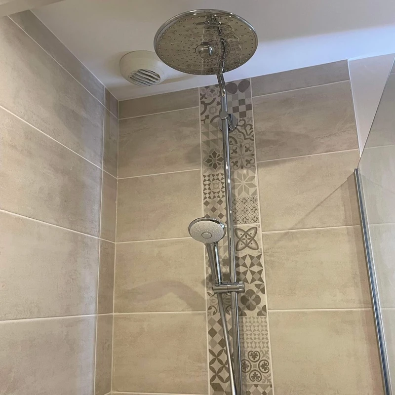 Rénovation salle de bain ambiance bois à Le Houlme (76) – Artisan rénovation intérieure Normandie