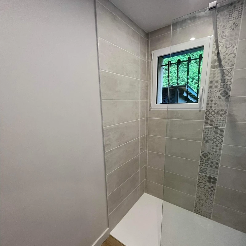 Rénovation salle de bain ambiance bois à Le Houlme (76) – Artisan rénovation intérieure Normandie