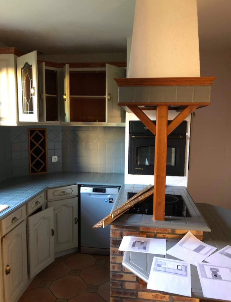 Cuisine ancienne avant rénovation à Bihorel, avec mobilier daté et agencement classique.
