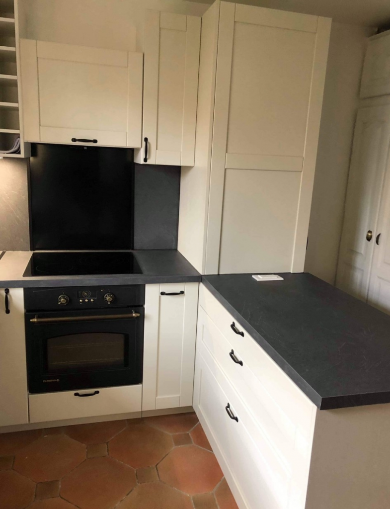 Cuisiniste à Bihorel -Installation des meubles bas et colonnes de la cuisine sur mesure.
